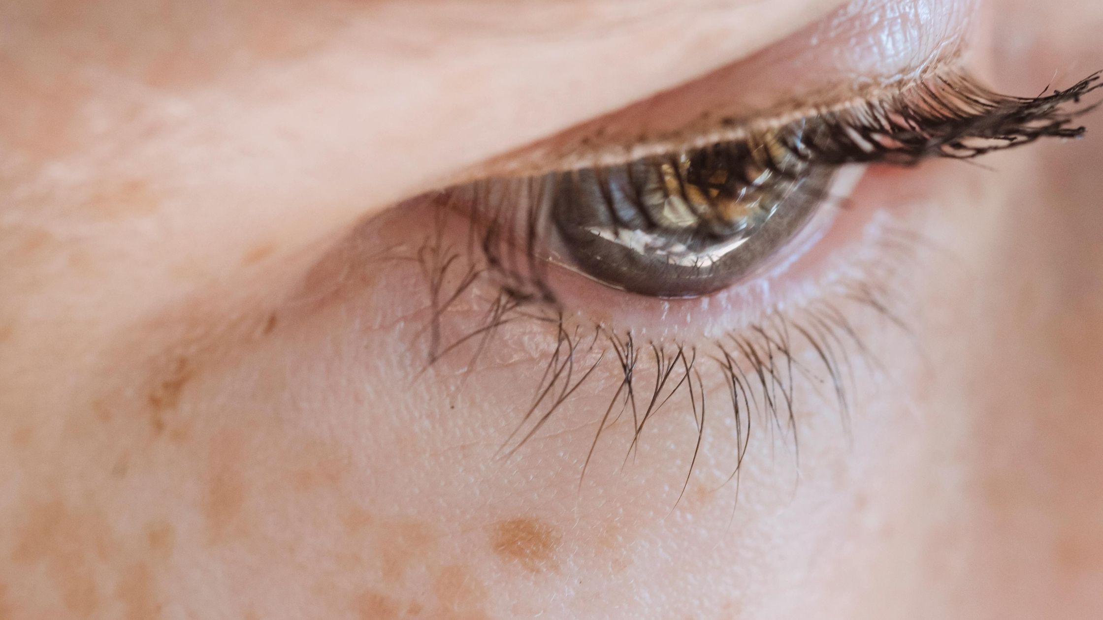 contorno occhi idratato in cui si è applicato beauty caress di vilo cosmetics