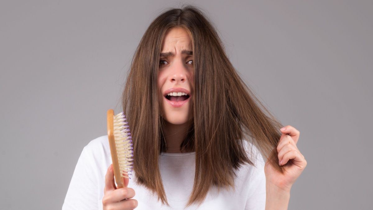 In questa foto la ragazza sta seguendo i consigli dell'articolo di Vilo cosmetics su come combattere con alcuni piccoli rimedi la perdita dei capelli