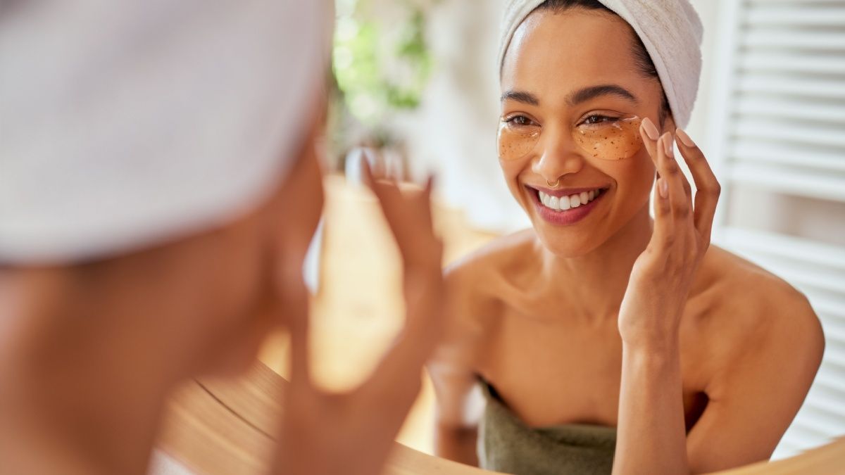 In questa foto si vede una ragazza che sta applicando una beauty routine consigliata da Vittoria Lonetti di vilo cosmetics.