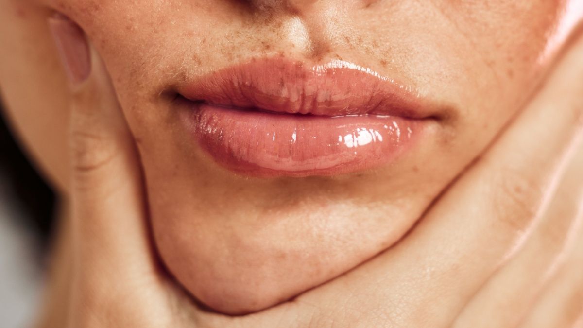 in questa foto si vedono delle labbra curate alle quali è stata applicata qualche goccia di Beauty Caress di vilo cosmetics