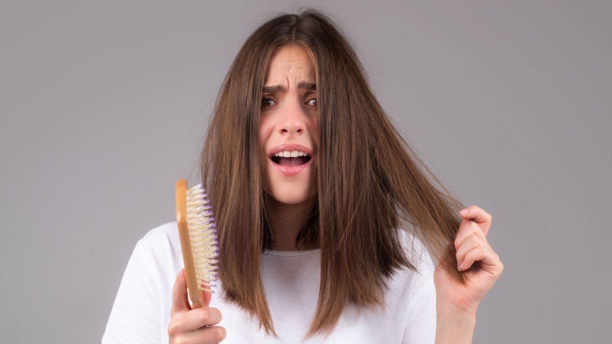 In questa foto la ragazza sta seguendo i consigli dell'articolo di Vilo cosmetics su come combattere con alcuni piccoli rimedi la perdita dei capelli