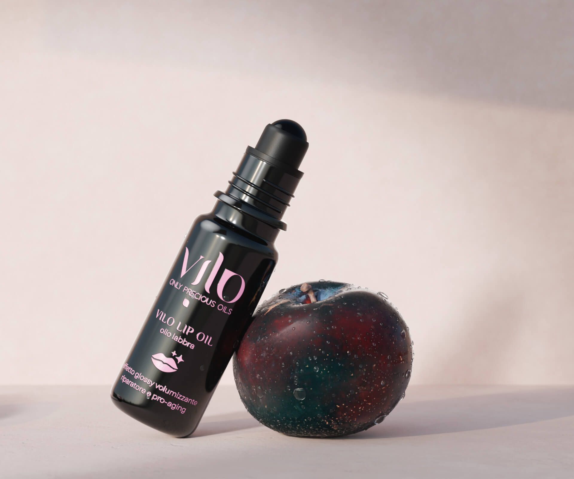 Foto di prodotto del balsamo per labbra olio labbra vilo lip oil con a fianco delle prugne