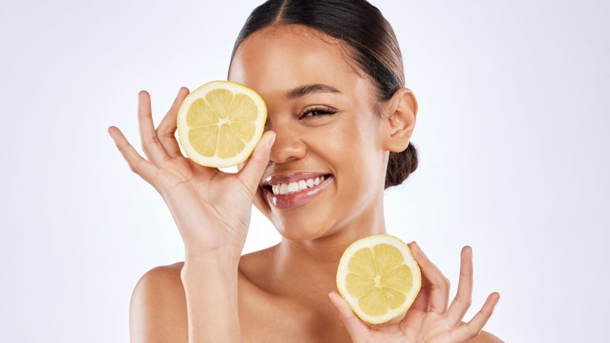 In questa foto si vede una ragazza che ha una pelle luminosa perchè usa l'alternativa della vitamina C, il bisabololo contenuto in Beauty Caress