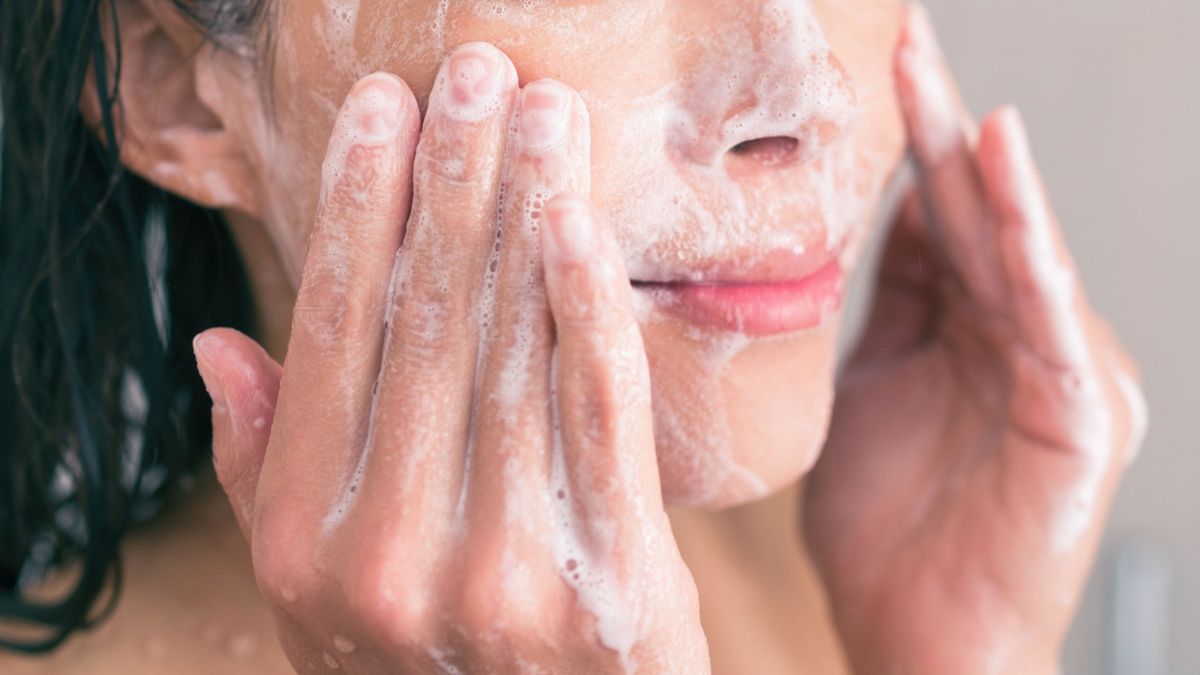 In questa foto si vede una ragazza che si sta lavando il viso