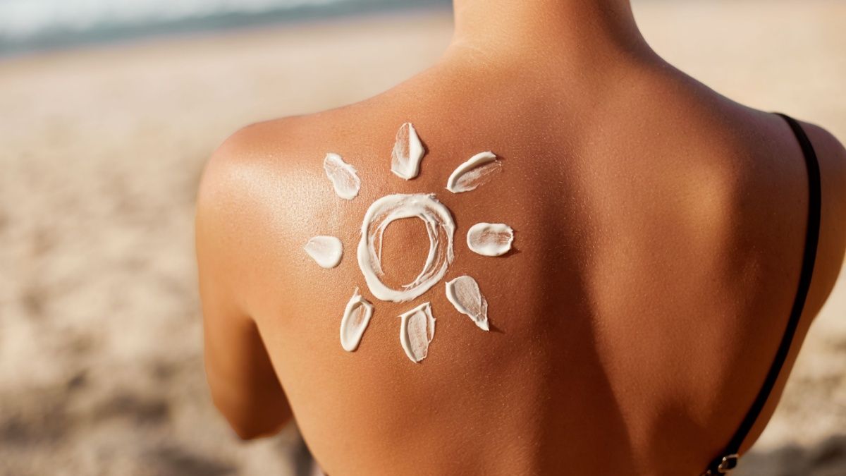 Foto di ragazza che ha applicato la protezione solare e beauty caress di vilo cosmetics come doposole per avere una pelle glow.