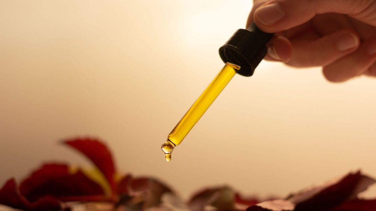 In questa foto si vede l'olio beauty caress di vilo cosmetics formulato dalla dott.ssa Vittoria Lonetti che è ideale per la skincare autunnale