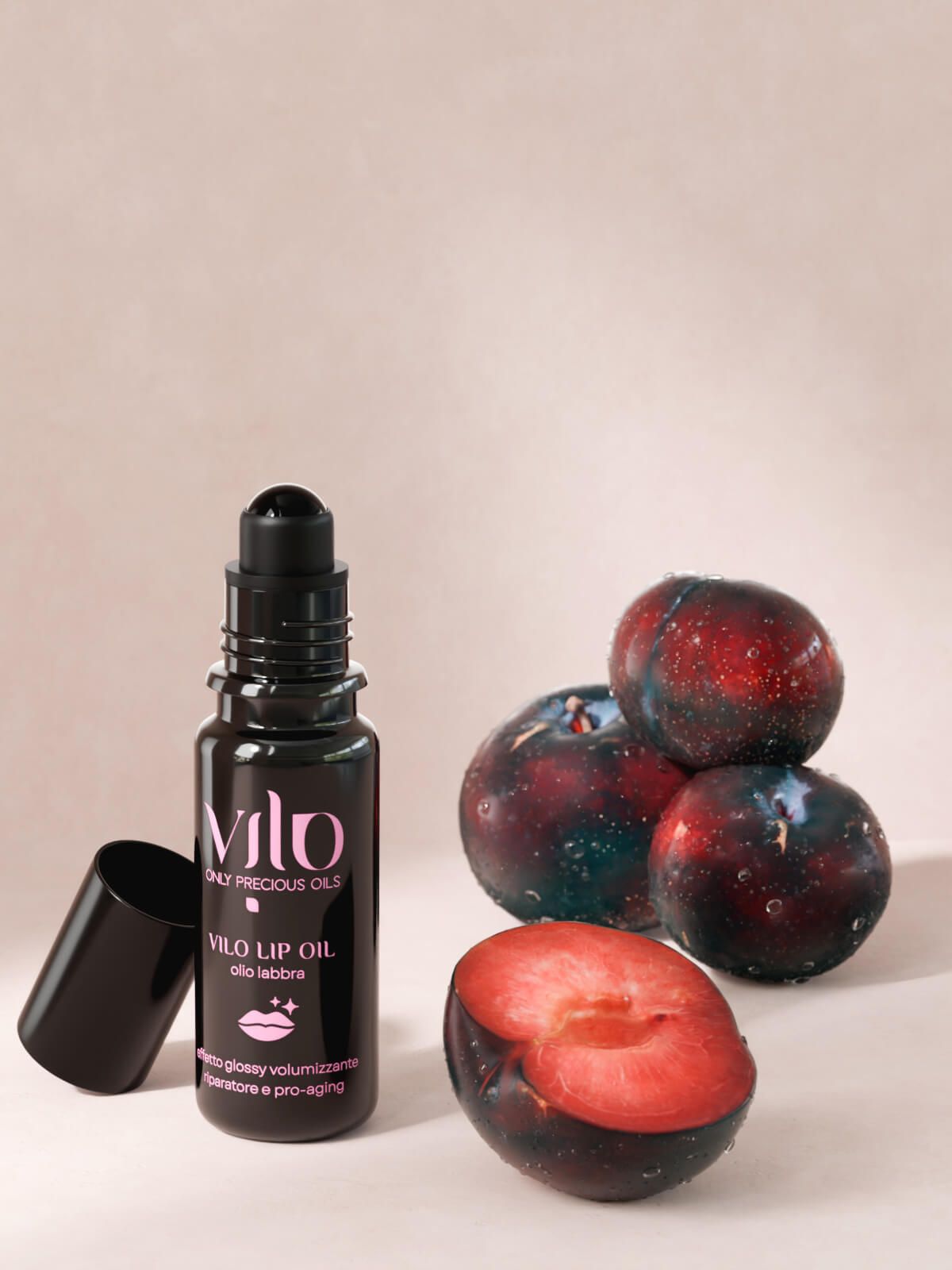 Foto di prodotto del balsamo per labbra olio labbra vilo lip oil con a fianco delle prugne