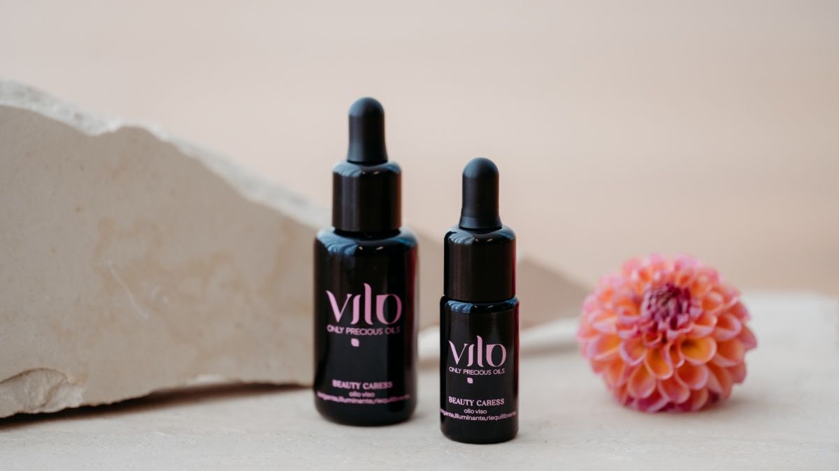 in questa foto si vede il prodotto di vilo cosmetics. l'olio viso illuminate,levigante Beauty Caress con los fondo di marmo e fiori