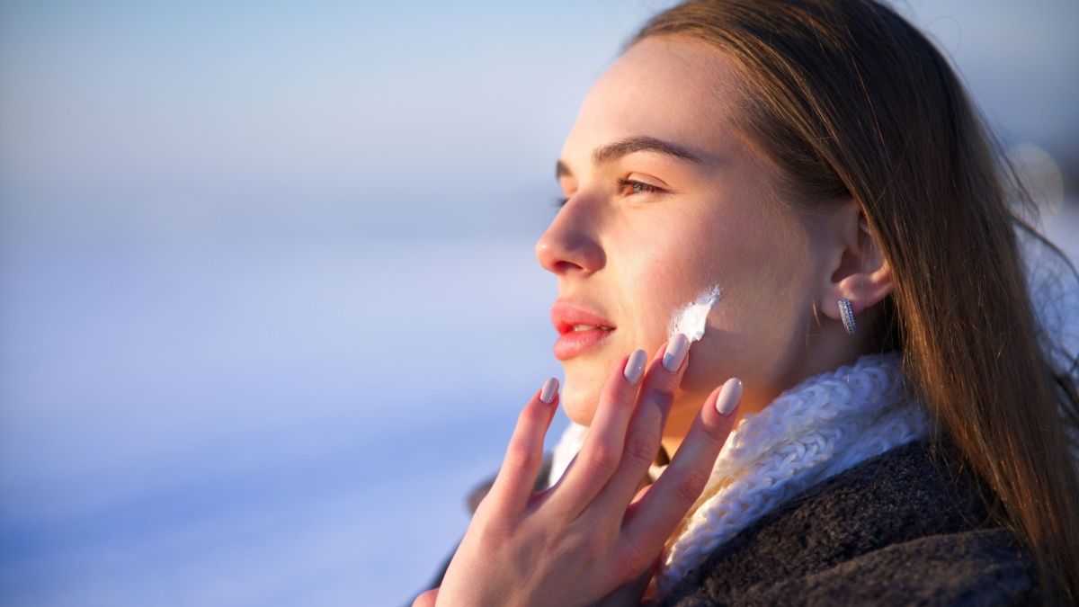 Giovane donna che si prende cura della sua pelle durante l'inverno