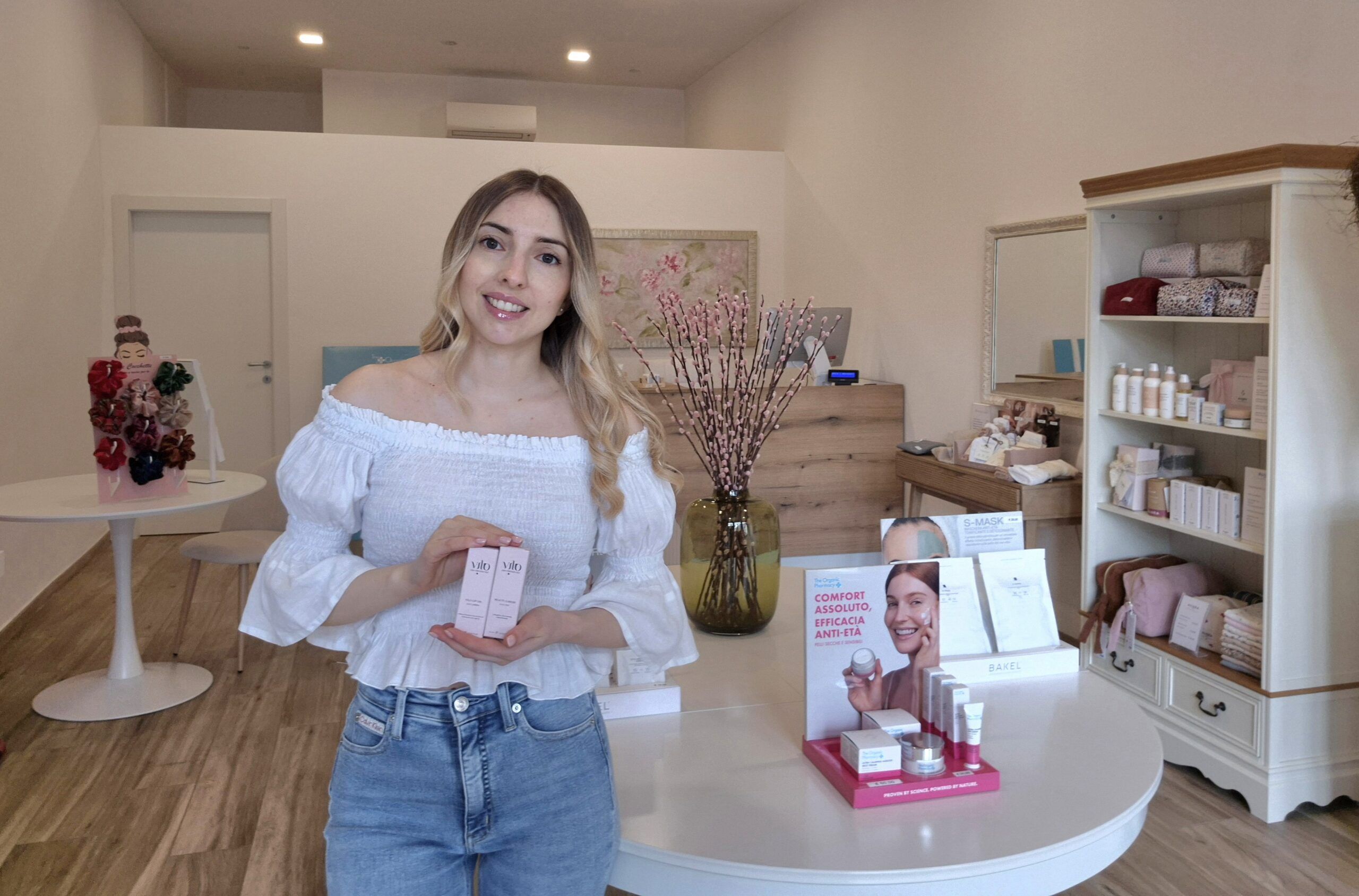 in questa foto si vede Claudia, la proprietaria del negozio camelia cosmetici che ha scelto di avere il brand Vilo cosmetics