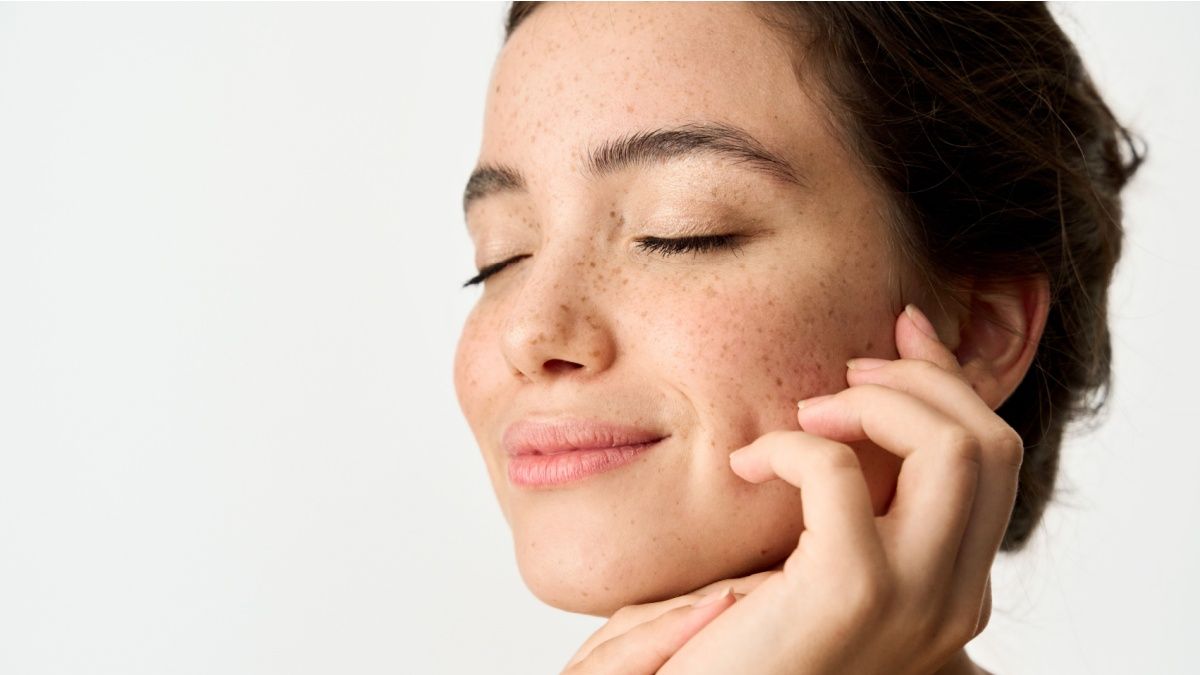 In questa foto si vede una ragazza, che dopo aver messo Beauty Caress DI Vilo Cosmetics ha una pelle molto idratata e luminosa