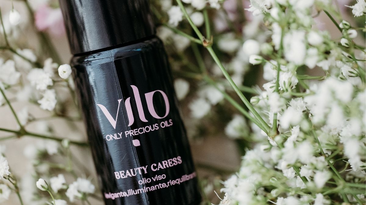 in questa foto si vede la boccetta di vetro nero di beauty caress da 10 ml di vilo cosmetics