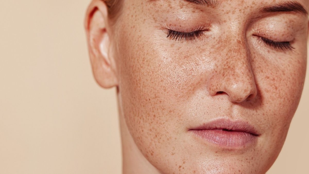 Foto di una ragazza che usa Beauty Caress di vilo cosmetics come dopo sole