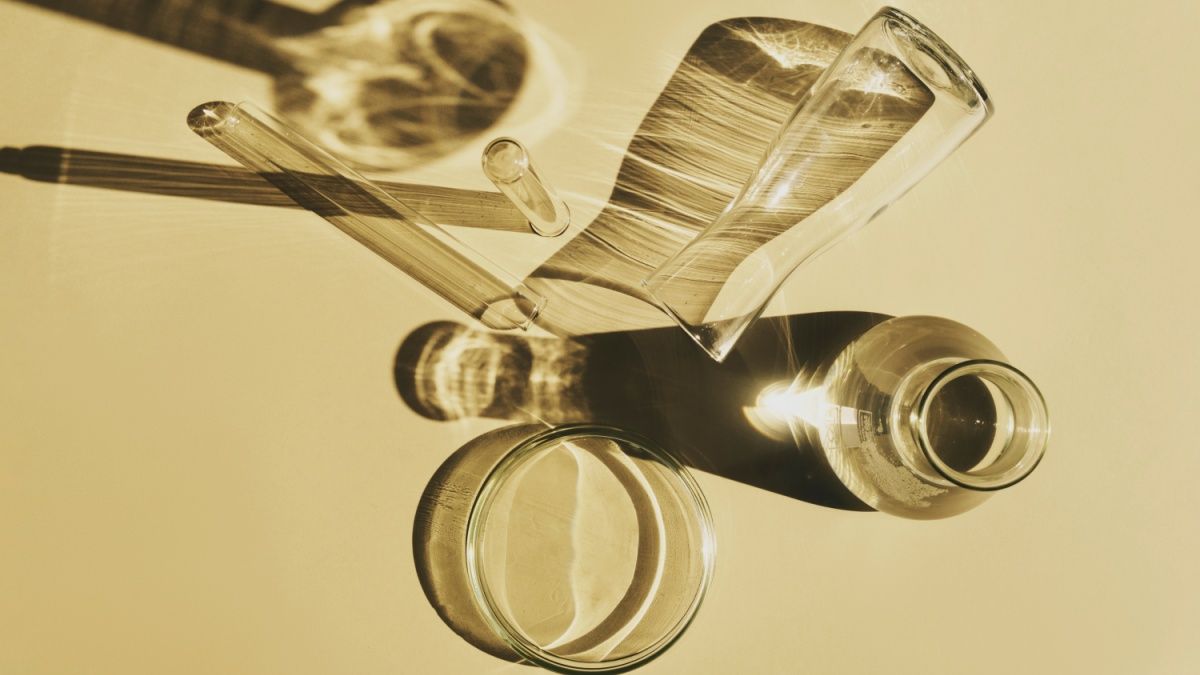 in questa foto si vedono alcuni strumenti di laboratorio usati per formulare il vilo lip oil di vilo cosmetics