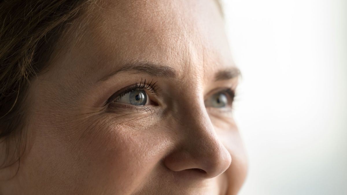 donna che si è appena applicata un olio sul viso