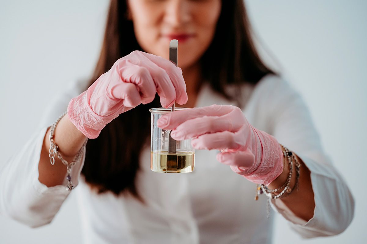 Foto della dottoressa Vittoria Lonetti in laboratorio con guanti rosa