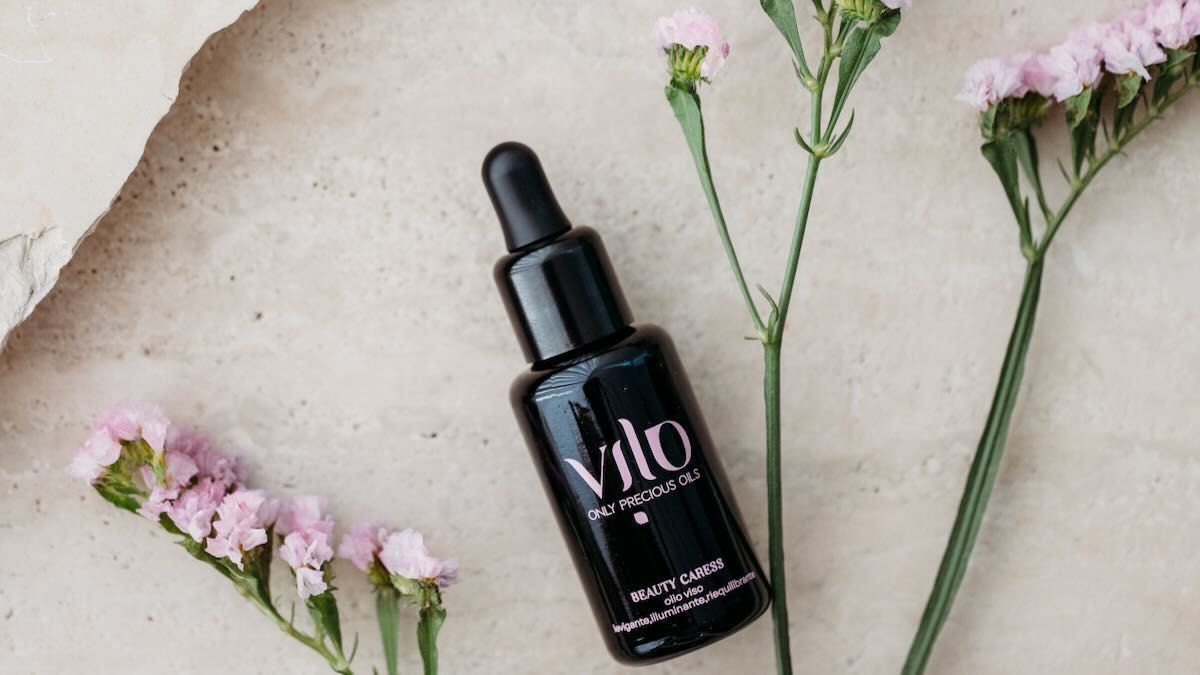 Nella foto si vede la bottiglietta dell'olio viso Beauty Caress di Vilo cosmetics.