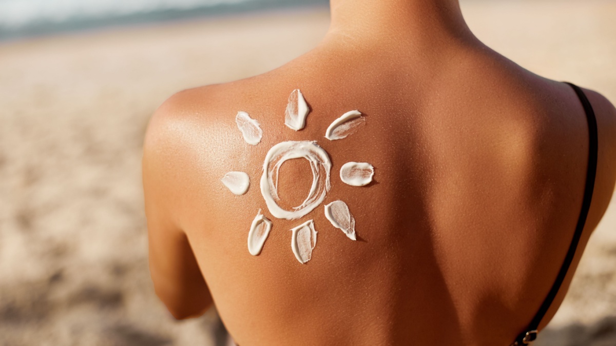Foto di ragazza che ha applicato la protezione solare e beauty caress di vilo cosmetics come doposole per avere una pelle glow.