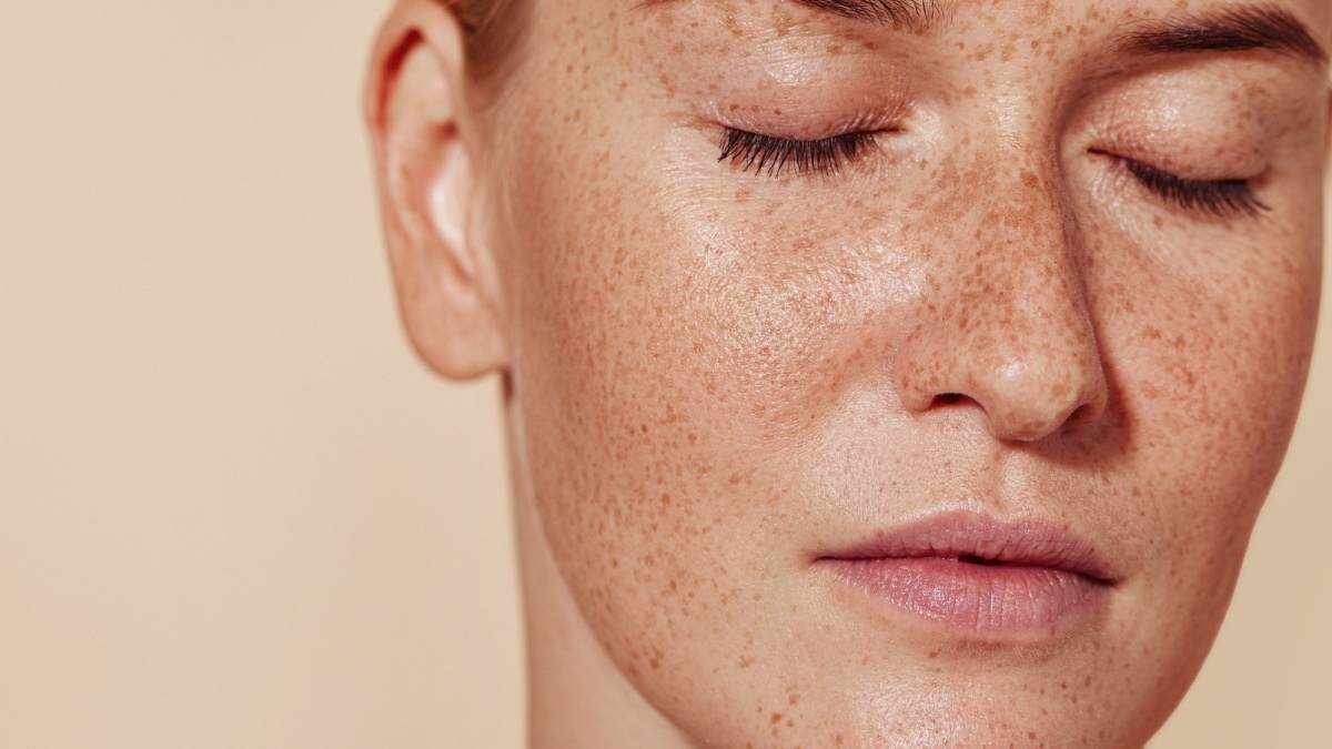 Foto di una ragazza che usa Beauty Caress di vilo cosmetics come dopo sole