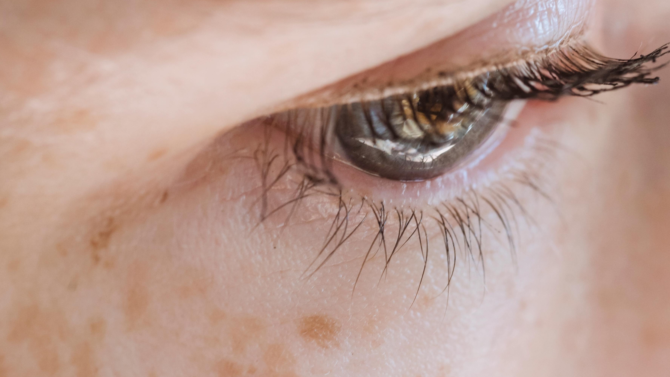 contorno occhi idratato in cui si è applicato beauty caress di vilo cosmetics