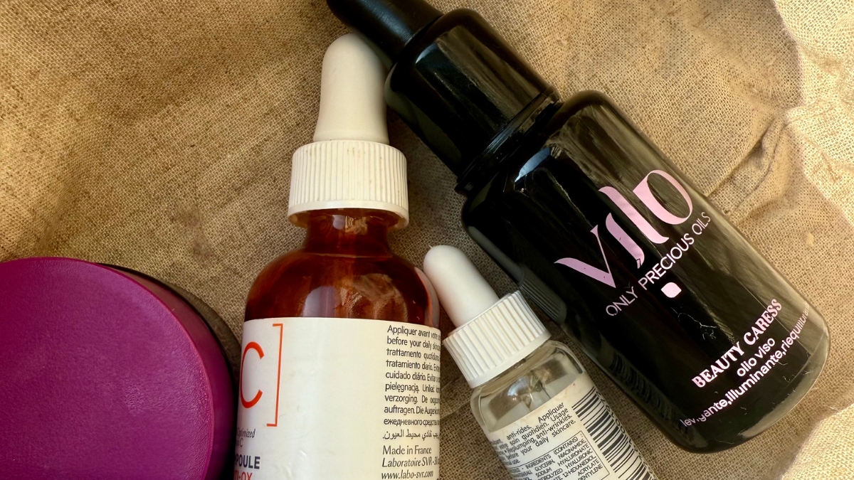 foto in cui si vede Beauty Caress di vilo cosmetics, inserito in un beauty neutro con altri prodotti cosmetici.